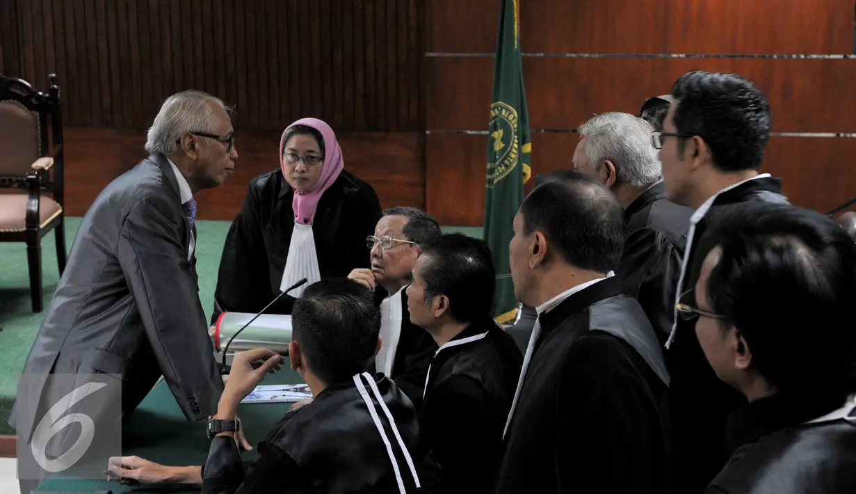 Tersangka kasus dugaan tindak pidana korupsi suap majelis hakim dan panitera PTUN Medan Otto Cornelis Kaligis berbincang dengan Jaksa Penuntut Umum (JPU) di Pengadilan Tipikor, Jakarta, Kamis (17/09/2015). (Liputan6.com/Andrian M Tunay)