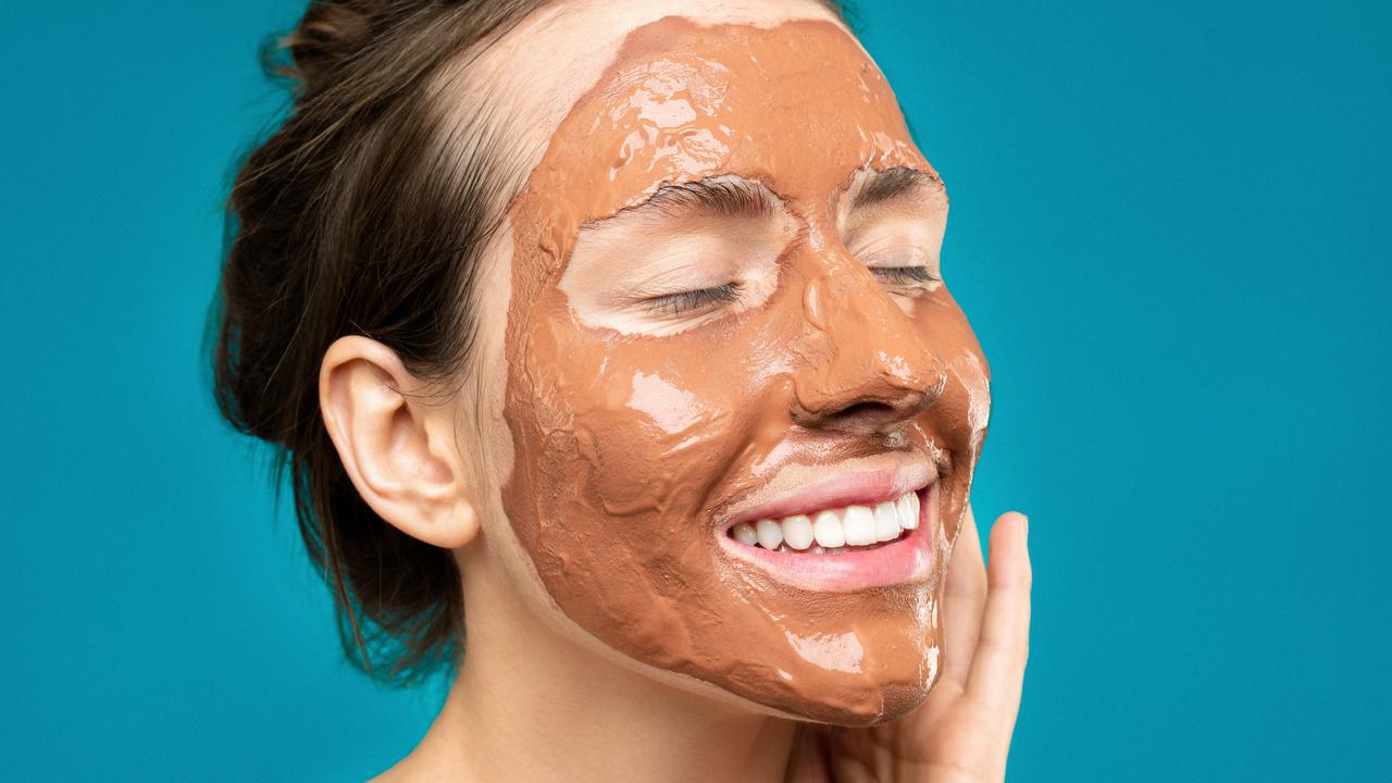 ilustrasi menggunakan masker peel off/pexels