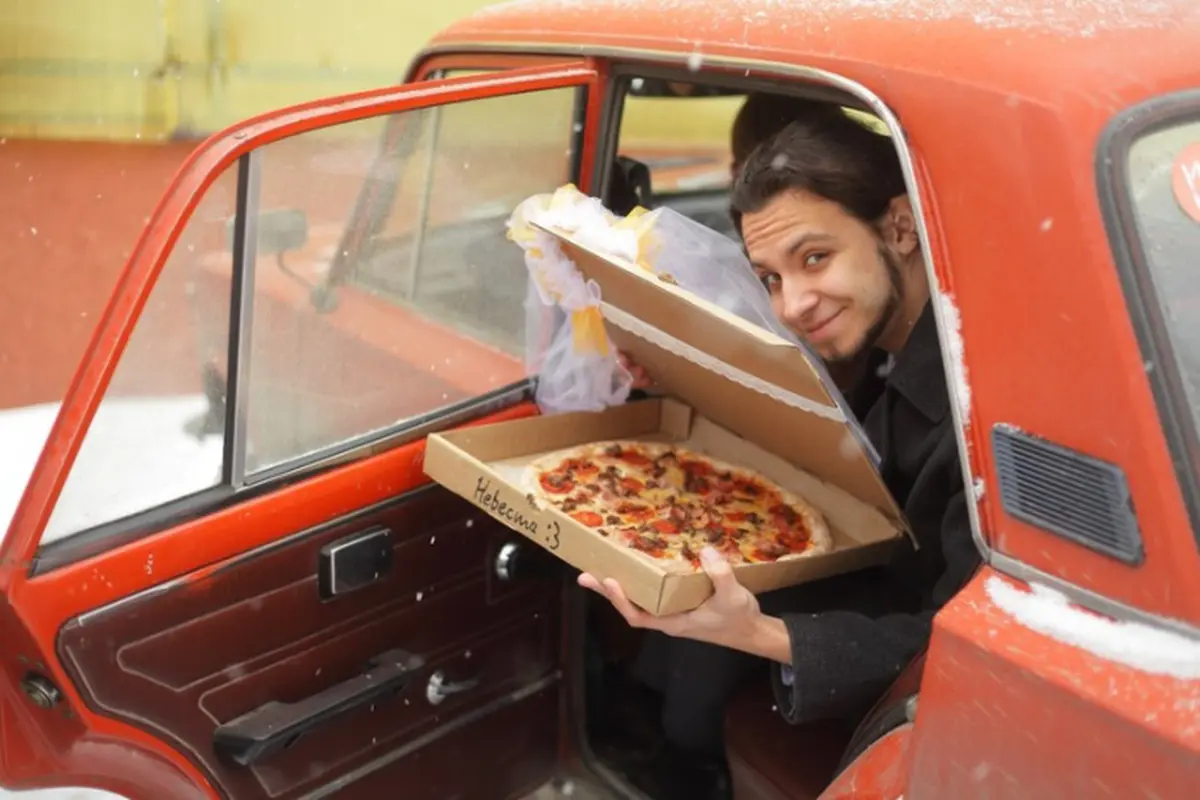 Takut Dikhianati, Pria Rusia Ini Menikahi Seloyang Pizza