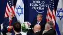 Presiden AS Donald Trump berbicara saat pertemuan dengan PM Israel Benjamin Netanyahu di sela Forum Ekonomi Dunia, Davos (25/1). Trump kukuh dengan keputusannya yang mengakui Yerusalem sebagai ibu kota Israel. (AP Photo / Evan Vucci)