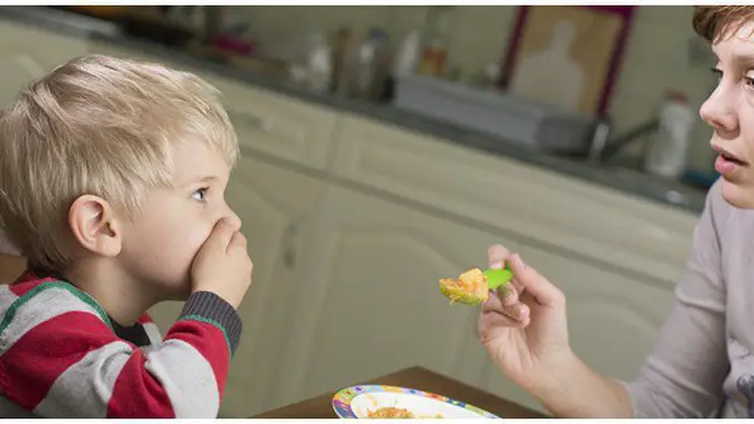Anak susah makan bikin ibu sedih/copyright: shutterstock.com