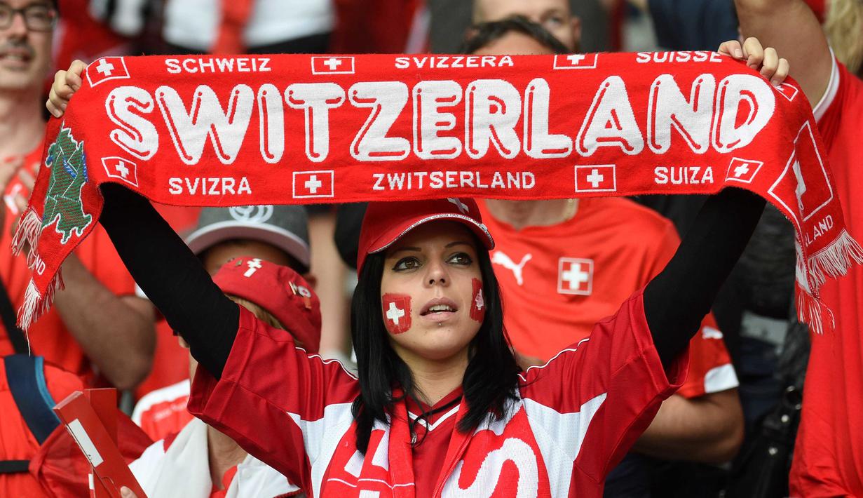 Fans Swiss membentangkan syal untuk memberikan semangat kepada timnya saat melawan Prancis pada grup A Euro 2016 di Stadion Pierre-Mauroy, Lille (20/6/2016) WIB. (AFP/Francois Lo Presti)