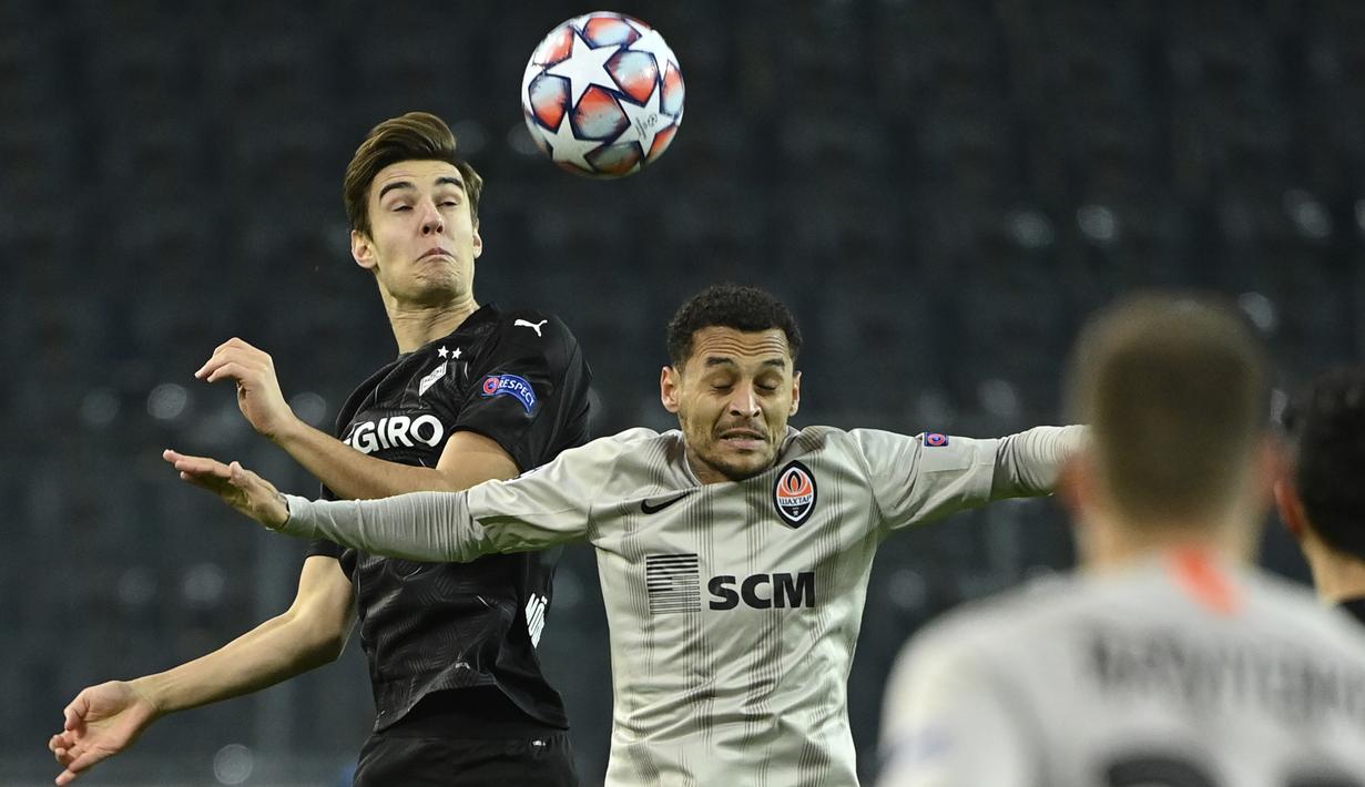 Gelandang Borussia Moenchengladbach, Florian Neuhaus (kiri), berduel udara dengan gelandang Shakhtar Donetsk, Alan Patrick dalam laga lanjutan Liga Champions 2020/21 Grup B di Moenchengladbach, Jerman, Kamis (26/11/2020). Gladbach menang 4-0 atas Shakhtar. (AFP/Ina Fassbender)