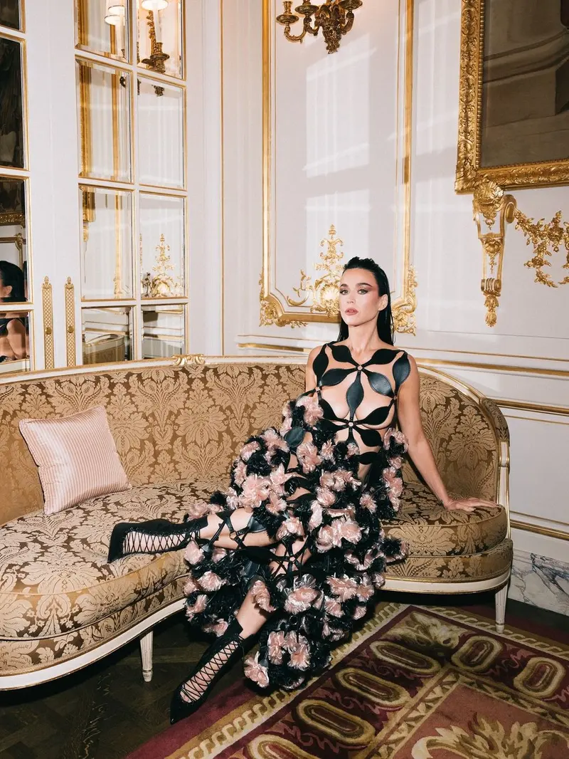 Debut Katy Perry di Runway Jalanan Paris, Kenakan Gaun Bolong-Bolong Tanpa Underwear