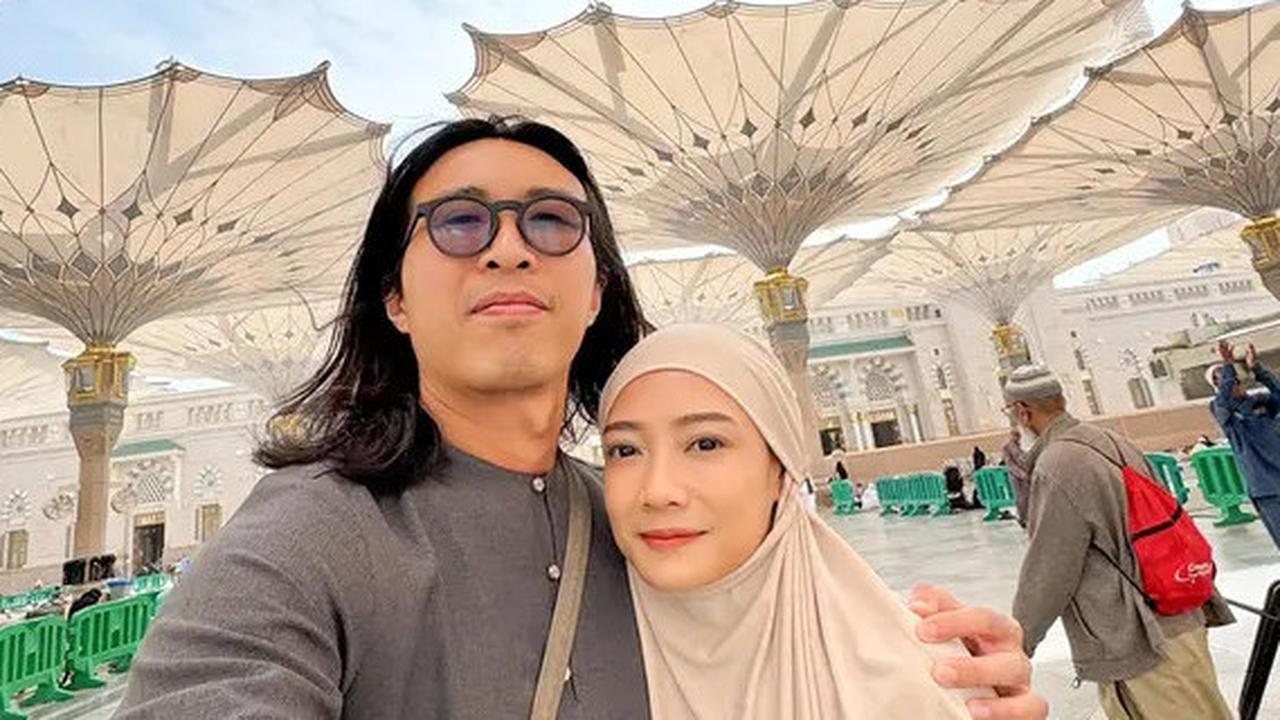 Sering Dikira Masih Duda, Dokter Tirta Bagikan Potret Kebersamaan dengan Istri Barunya saat Umroh ke Tanah Suci