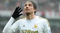 4. Michu, pada musim pertamanya di Swansea gelandang asal Spanyol ini mampu mencetak 18 gol, namun ironis musim keduanya hanya membukukan dua gol. Sempat dipinjamkan ke Napoli namun dirinya tetap gagal mengembalikan performanya. (AFP/Andrew Yates)