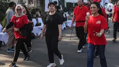 Ketua DPR RI Puan Maharani bersama sejumlah Anggota Fraksi PDI Perjuangan berolahraga di Kawasan Gelora Bung Karno (GBK), Jakarta, Minggu (18/6/2023). (Liputan6.com/Johan Tallo)