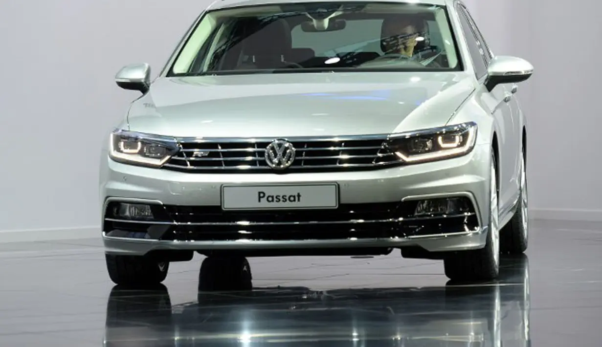 Menurut Martin Winterkorn (chairman of the board at Volkswagen), Passat baru memberikan jawaban sesuai tren otomotif, ini adalah mobil kelas premium tanpa biaya premium. (3/7/2014). (AFP PHOTO/DPA/Ralf Hirschberger)