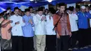 Ketua MPR RI Zulkifli Hasan (keempat kanan) saat salat tarawih bersama usai acara buka puasa di kediamannya, di Jakarta, Kamis (25/6/2015). Acara tersebut dihadiri keluarga besar PAN. (Liputan6.com/Helmi Afandi)