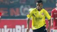 Vendry Mofu mencetak gol pertama Semen Padang di Piala Presiden 2017. (Bola.com/Nicklas Hanoatubun)