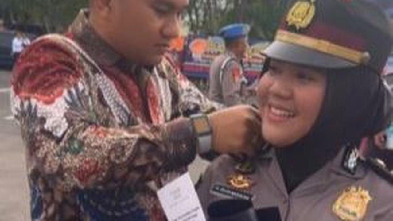 Terlihat sang istri begitu berkharisma mengenakan seragam polisi. Sementara itu, suaminya tampak begitu gagah dengan kemeja batik yang dikenakannya. <br>