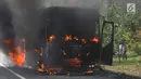 Sebuah bus pariwisata nopol AB 7536 AK terbakar pada ruas tol Jagorawi arah Bogor di KM 36, Bogor, kamis (25/7/2019). Bus kosong yang diawaki dua orang ini terbakar habis dengan api yang bersumber pada bagian AC bus. (merdeka.com/Arie Basuki)