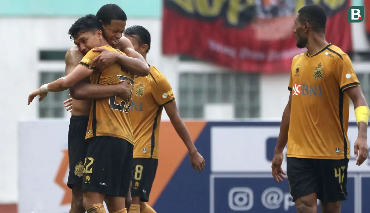 Persija gagal memanfaatkan peluang untuk kembali ke puncak klasemen BRI Liga 1 2022/2023 menggeser posisi PSM Makassar setelah ditaklukkan oleh Bhayangkara FC dengan skor 1-2 dalam laga lanjuan BRI Liga 1 2022/2023 di Stadion Wibawa Mukti, Cikarang, Jawa Barat, Kamis (16/2/2023) sore WIB. Persija sempat unggul 1-0 hingga berakhirnya babak pertama lewat gol Hanno Behrens pada menit ke-20. The Guardians tampil lebih baik di babak kedua hingga mampu mencetak dua gol lewat eksekusi penalti Henry Matias Mier Codina pada menit ke-51 dan gol penentu kemenangan yang dicetak Alex Martins Ferreira melalui sepakan jarak jauh pada menit ke-81. (Bola.com/Ikhwan Yanuar)