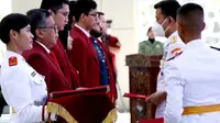 Doktor Ilmu Pertahanan Hasto Kristiyanto menerima piagam sebagai mahasiswa terbaik Universitas Pertahanan Republik Indonesia (Unhan RI) Tahun Ajaran 2023, pada hari ini, Senin (13/3/2023). (Liputan6.com/Putu Merta Surya Putra)