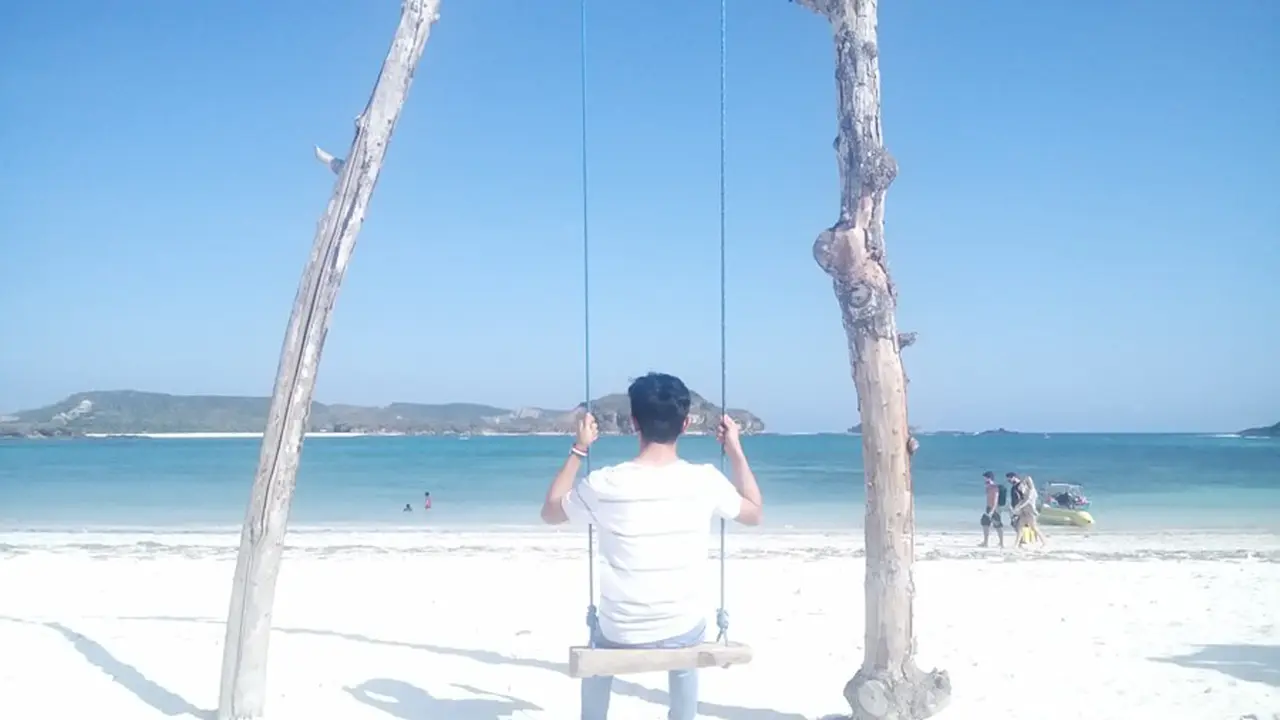 Pantai Tanjung Aan, Pantai Surga di Lombok Berpasir Merica