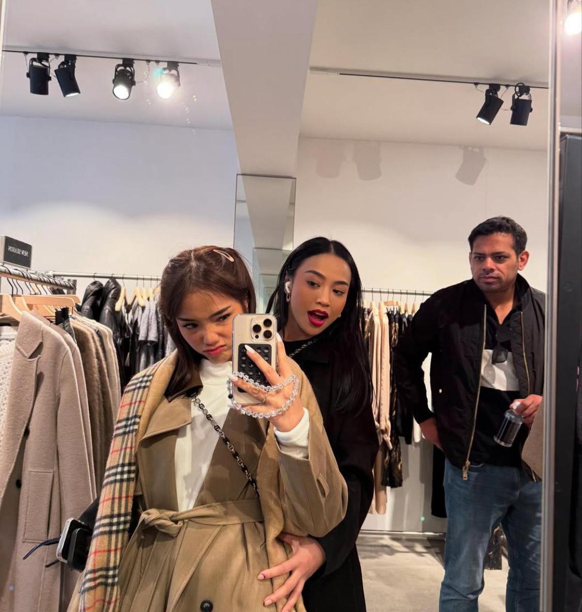 Fuji Bagikan Foto Mirror Selfie Saat Liburan di Jepang, Selalu Dipuji Cakep dari Netizen