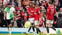 Pemain Manchester United Bruno Fernandes (ketiga kiri) bersama Marcus Rashford saat pertandingan sepak bola perempat final Piala FA melawan Liverpool di Stadion Old Trafford, Manchester, Inggris, Minggu, 17 Maret 2024. (AP Photo/Dave Thompson)