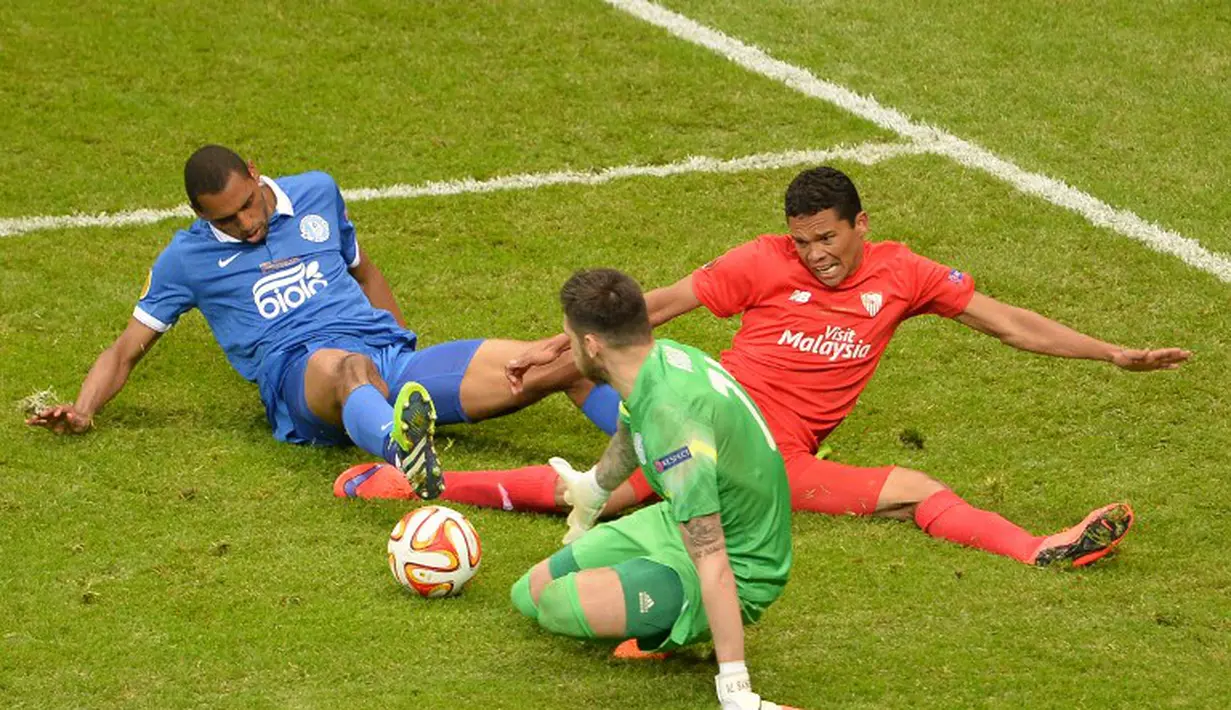 Kemelut di depan gawang Dnipro. (AFP PHOTO/JANEK SKARZYNSKI)