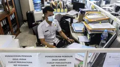 Pegawai Badan Kepegawaian Daerah DKI Jakarta menyelesaikan pekerjaannya di Kantor Balai Kota DKI Jakarta, Kamis (11/2/2021). Kementerian PANRB secara resmi melarang seluruh ASN bepergian ke luar kota saat libur Imlek guna mencegah penyebaran dan penularan COVID-19. (Liputan6.com/Johan Tallo)