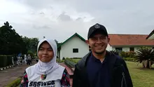 Airlangga Sucipto dan anaknya, Aqilla Davina Putri, pesepakbola putri asal Bandung. (Bola.com/Muhammad Faqih)