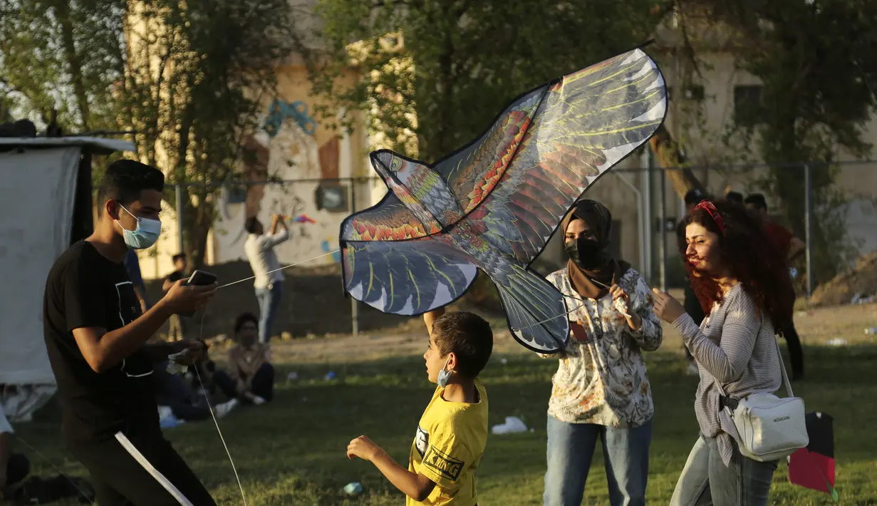 Warga mengikuti Festival Layang-layang di Baghdad, Irak (5/6/2021). Festival layang-layang diadakan menarik ratusan penduduk setempat untuk menerbangkan layang-layang. (Xinhua/Khalil Dawood)