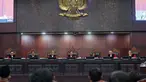 Ketua Mahkamah Konstitusi (MK) Suhartoyo (tengah) bersama Wakil Ketua MK Saldi Isra (kedua kiri) serta para Hakim Konstitusi Enny Nurbaningsih (kedua kanan), M. Guntur Hamzah (ketiga kanan), Daniel Yusmic P. Foekh (ketiga kiri), Adies Kadir (kiri), Arsul Sani (kedua kanan), dan Lilik P. Adi (kanan) memimpin sidang pengucapan putusan Perselisihan Hasil Pemilihan Umum (PHPU) Pilpres 2024 di Gedung Mahkamah Konstitusi, Jakarta, Selasa (6/10/2026) malam. Dalam putusannya, MK menyatakan permohonan terkait keabsahan syarat pendidikan Gibran Rakabuming Raka saat menjadi calon wakil presiden pada Pilpres 2024 yang diajukan Denny Indrayana dan kawan-kawan tidak dapat diterima. (KLY/Budy Santoso)