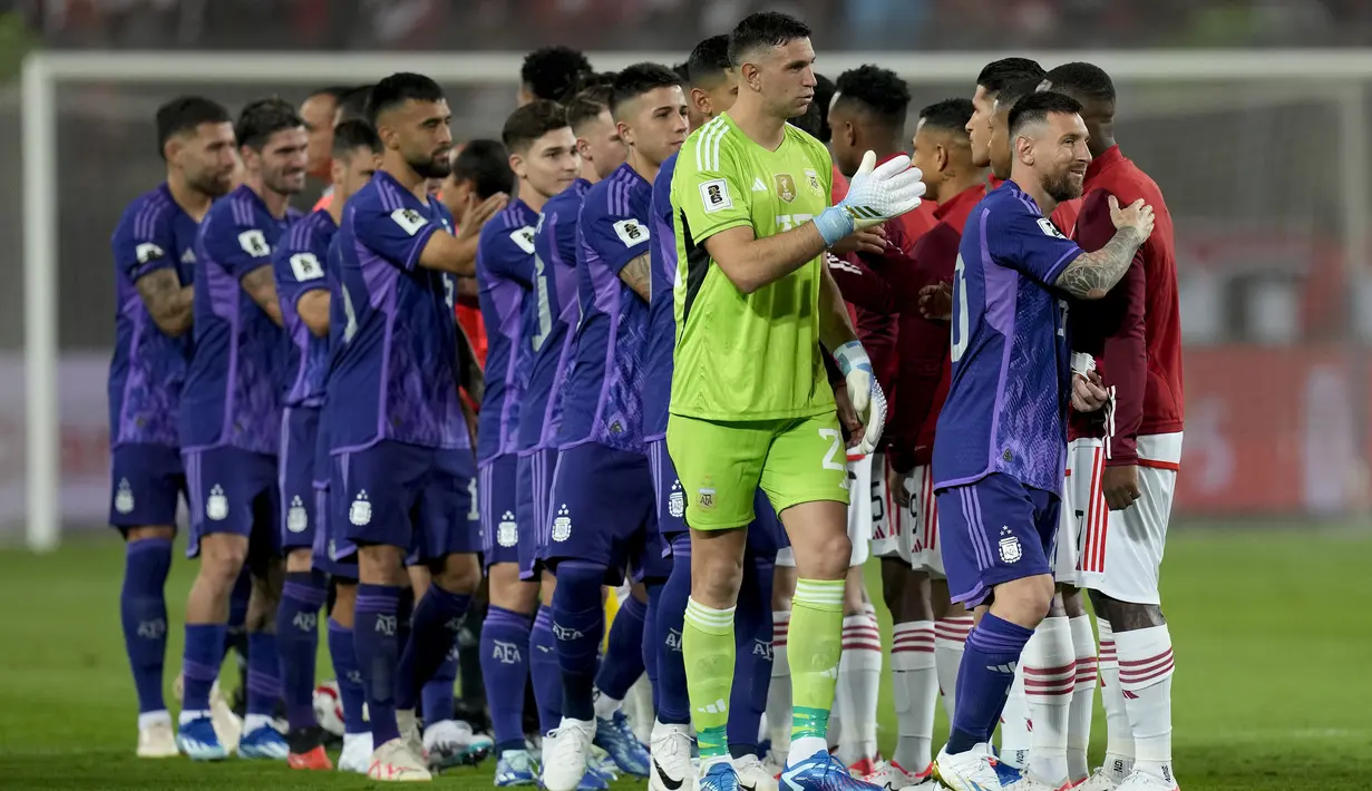 Para pemain Timnas Argentina (kiri) menyalami para pemain Peru sebelum dimulainya laga Kualifikasi Piala Dunia 2026 Zona Conmebol di National Stadium, Lima, Peru, Rabu (18/10/2023) pagi WIB. (AP Photo/Martin Mejia)