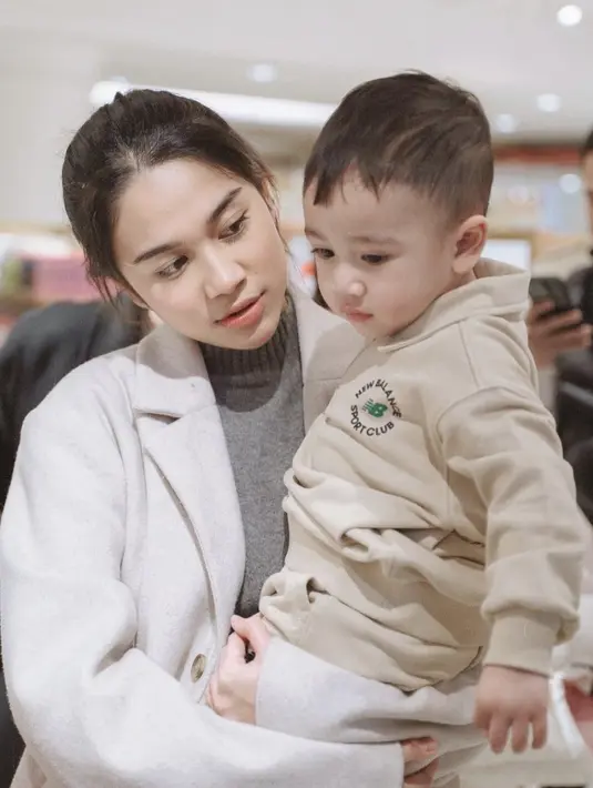 Dalam balutan coat bernuansa khaki, gaya fresh musing dingin Azizah Salsha begitu menarik. [Foto: Instagram/ Azizah Salsha]