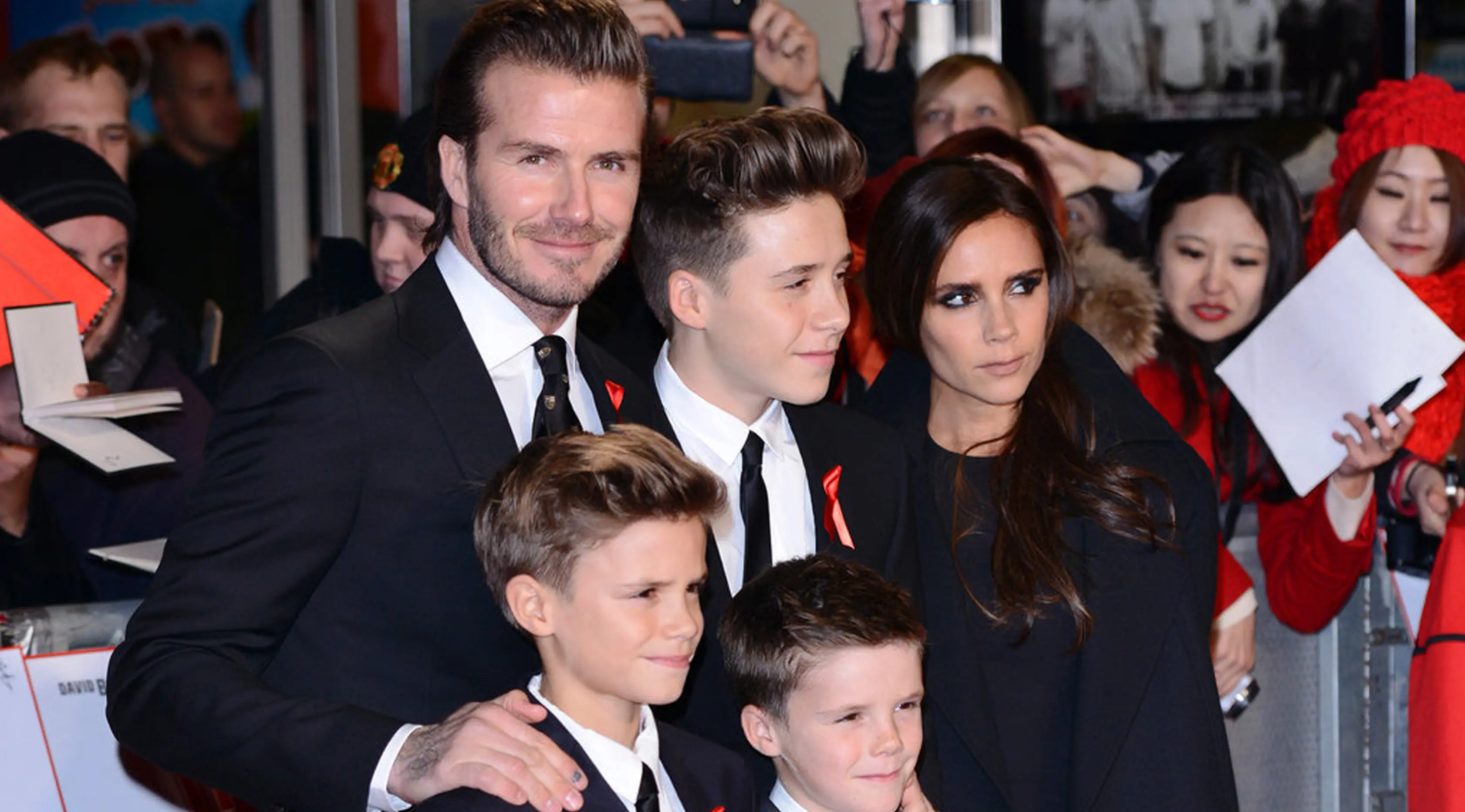 Melalui akun instagramnya, mantan pemain timnas Inggris David Beckham membagikan momen indah saat rayakan Natal dengan sang Istri, Victoria Beckham dan keempat anaknya. (dailymail.co.uk)