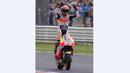 Marc Marquez merayakan kemenangan di depan pendukungnya dalam balapan MotoGP San Marino di Sirkuit Misano, Minggu (13/9/2015). (Reuters/Max Rossi)