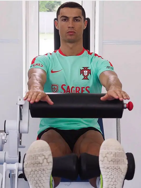 “Sangat senang bisa memeluk dua cinta baru dalam kehidupanku,” tulis Cristian Ronaldo yang juga disertai emoji berbentuk love. (Instagram/cristiano)