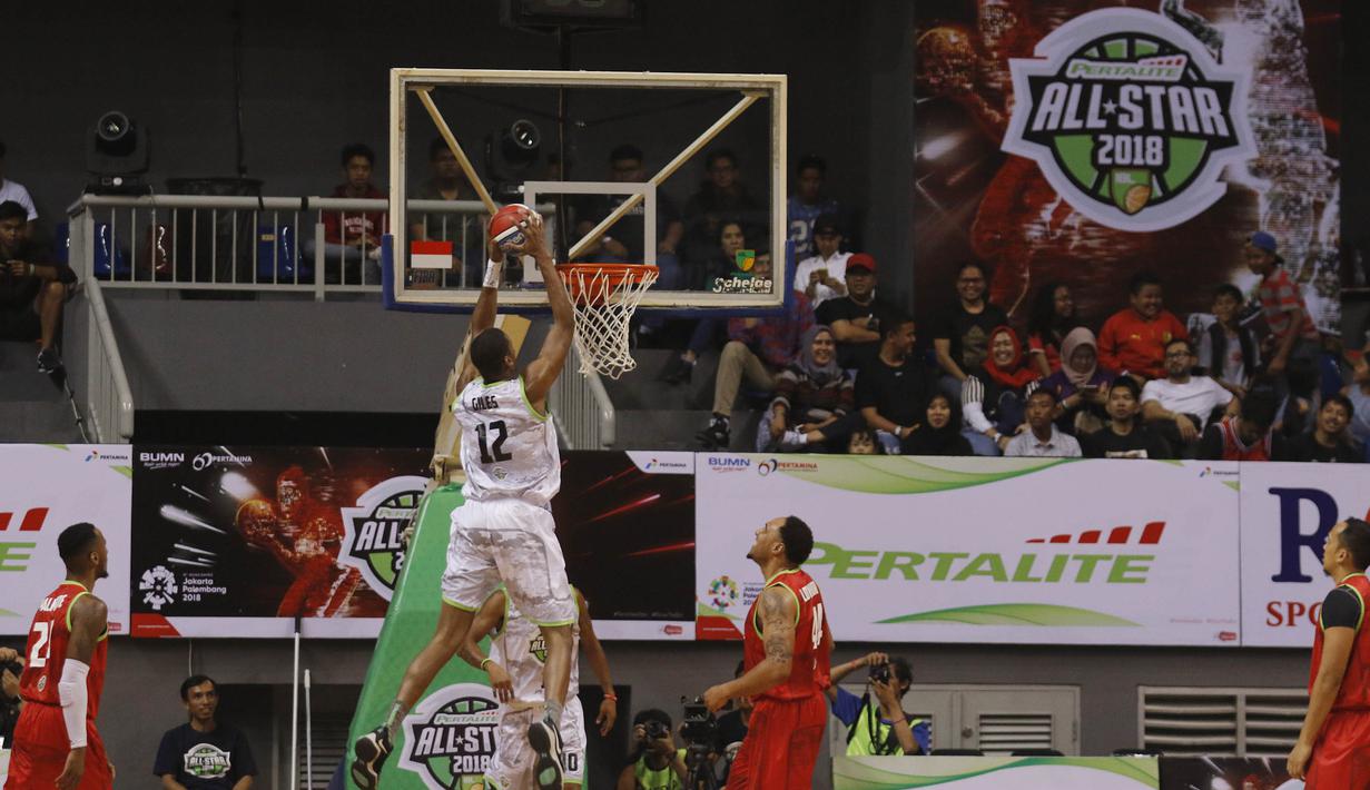 Pebasket Pelita Jaya, Chester Giles, berusaha memasukan bola saat laga IBL All Star di Britama Arena, Jakarta, Minggu (7/1/2018). Dirinya menjadi MVP IBL All Star setelah menorehkan 40 poin dan 10 rebound. (Bola.com/M Iqbal Ichsan)