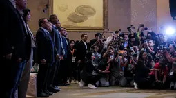 Pelatih kepala baru Timnas Indonesia, Patrick Kluivert dan sejumlah undangan menyanyikan lagu kebangsaan Indonesia Raya pada acara konferensi pers mengenai perkenalan pelatih baru Timnas Indonesia di Hotel Mulia, Senayan, Jakarta, Minggu (12/01/2025). (Bola.com/Bagaskara Lazuardi)