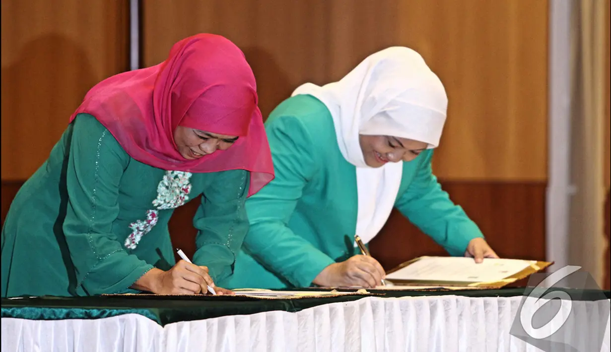 Mensos Khofifah Indar Parawangsa dan Ketua Umum Fatayat NU Ida Fauziyah saat di pembukaan Konferensi Besar XV Fatayat NU, Jakarta. Foto diambil pada Jum'at (21/11/2014). (Liputan6.com/Faizal Fanani)