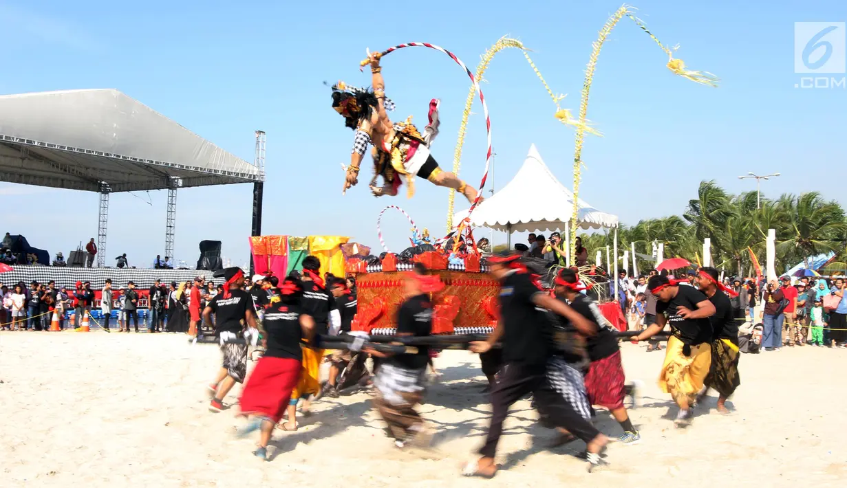 Peserta mengarak ogoh-ogoh dalam Festival Ogoh-Ogoh di Pantai Lagoon Ancol, Jakarta, Minggu (18/3). Festival ogoh-ogoh diiringi dengan iringan musik gamelan khas Bali, yaitu baleganjur. (Liputan6.com/Arya Manggala)