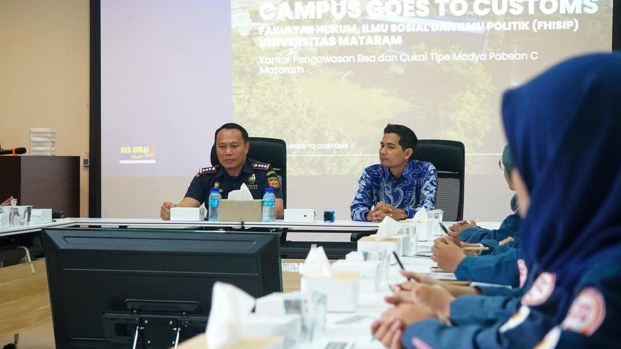 Mahasiswa dari Komunitas Peradilan Semu (Kopemu) BEM FHISIP Universitas Mataram mengikuti program Campus Goes to Customs di Bea Cukai Mataram (Istimewa)