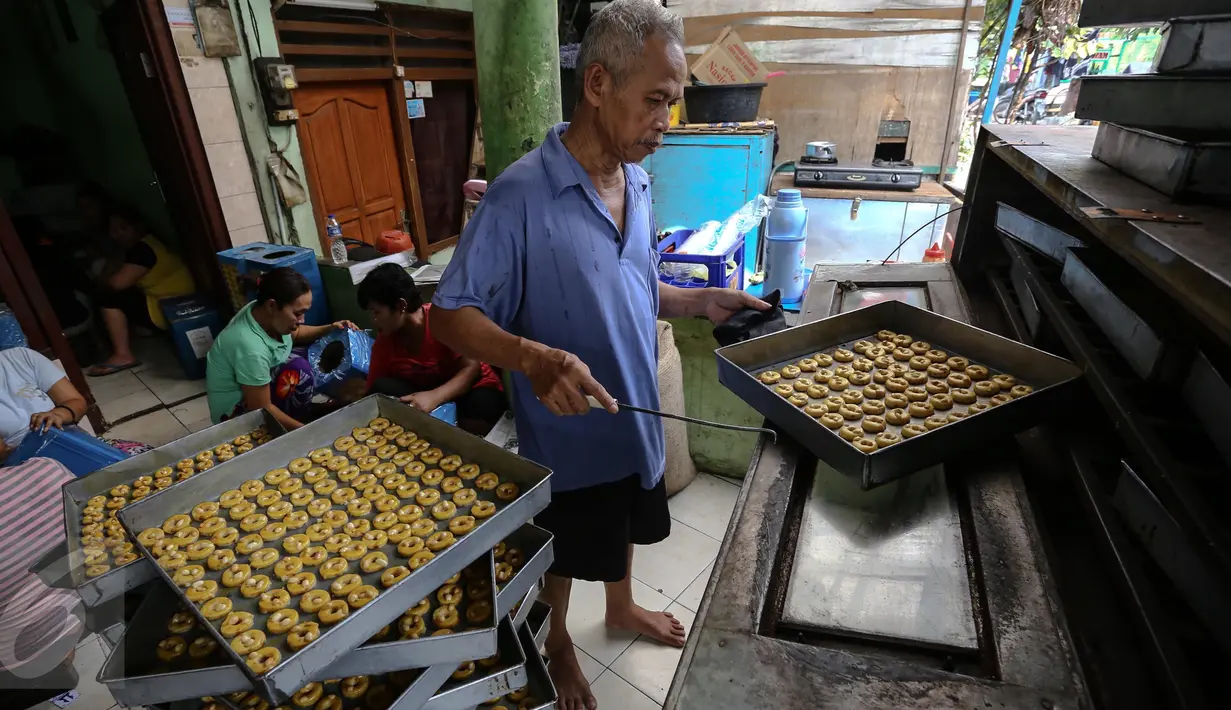 Perajin tengah membuat kue kering Lebaran di Kawasan Kwitang, Senen, Jakarta, Senin (29/6). Meskipun Lebaran masih beberapa pekan kedepan, produksi kue kering di sentra tersebut meningkat dua kali lipat dari hari biasanya. (Liputan6.com/Faizal Fanani)