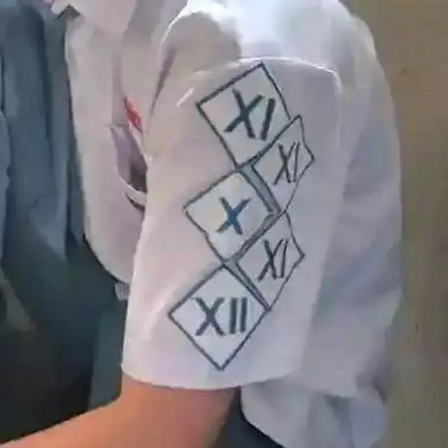6 Potret Atribut Sekolah Nyeleneh Ini Bikin Enggak Habis Pikir, Ada Topi Raksasa