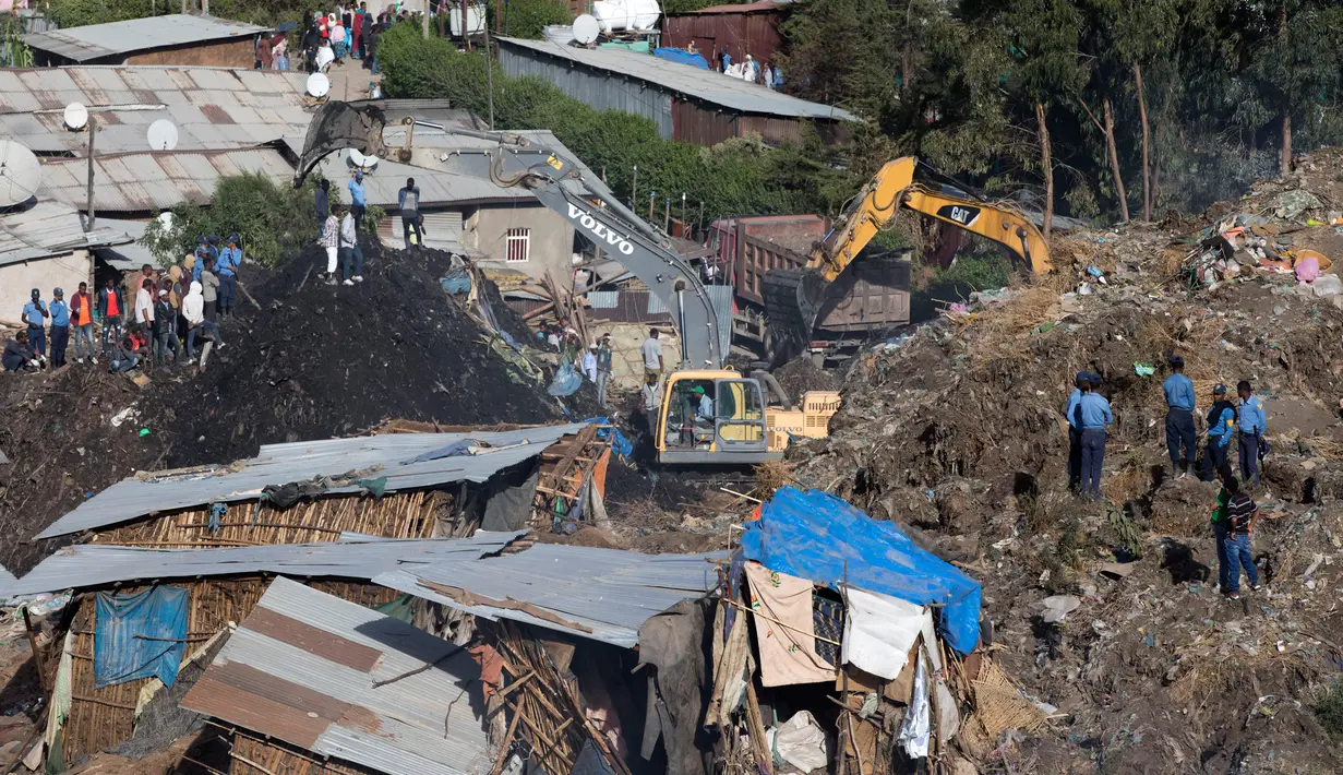 Alat berat dikerahkan untuk mencari korban longsoran sampah di luar ibu kota Ethiopia, Addis Ababa, Minggu (12/3). Gundukan besar sampah di tempat pembuangan Koshe longsor hari Sabtu dan meratakan puluhan rumah di dekatnya. (Zacharias ABUBEKER/AFP)