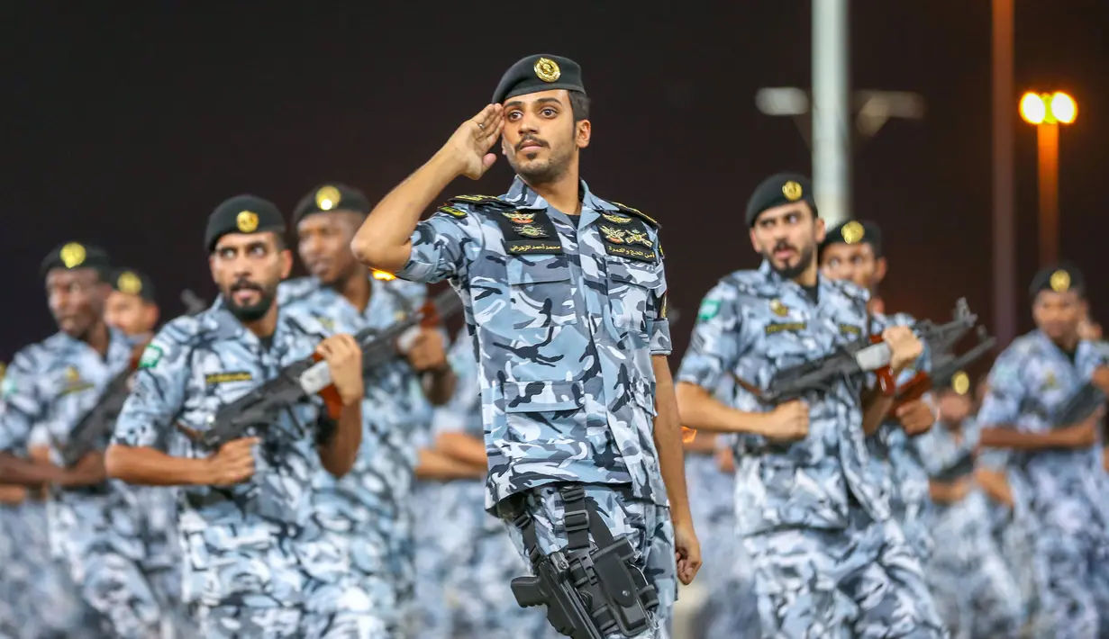 Anggota pasukan khusus Saudi  ambil bagian mengikuti parade militer dalam rangka persiapan pelaksanaan puncak ibadah haji 2019 di Makkah, Arab Saudi, Minggu (4/8/2019). Pamer kekuatan tempur ini dilakukan sepekan menjelang pelaksanaan puncak ibadah haji, Wukuf. (AFP Photo)