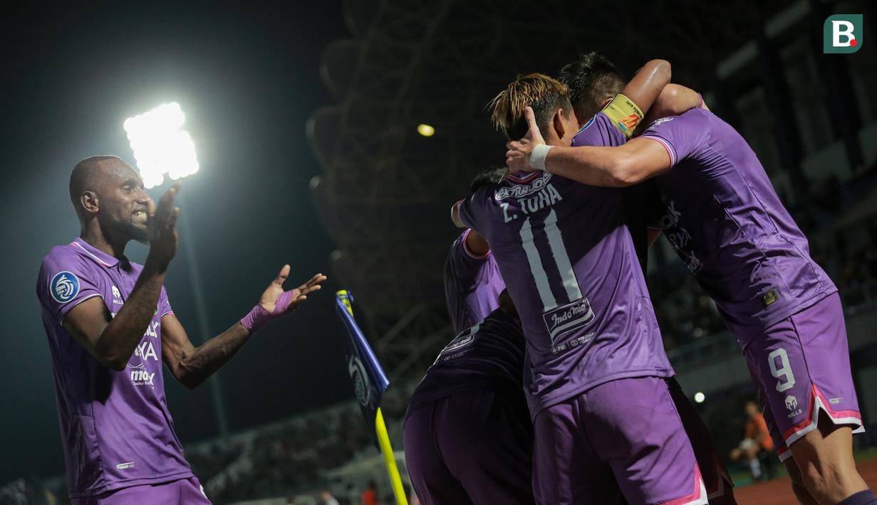 <p>Pemain Persita Tangerang merayakan gol kedua timnya yang dicetak oleh Muchamad Wildan Ramdhani Nugraha saat laga pekan pertama BRI Liga 1 2022/2023 antara Persita Tangerang melawan Persik Kediri di Indomilk Arena, Tangerang, Senin (25/07/2022). (Bola.com/Bagaskara Lazuardi)</p>