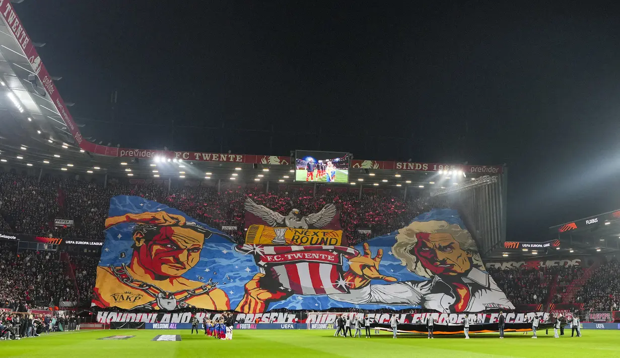 Pendukung FC Twente membentangkan koreografi dalam laga lanjutan Liga Europa 2024/2025 melawan Besiktas di De Grolsch Veste stadium, Enschede, Belanda, Jumat (31/01/2025) dini hari WIB. (AP Photo/Peter Dejong)