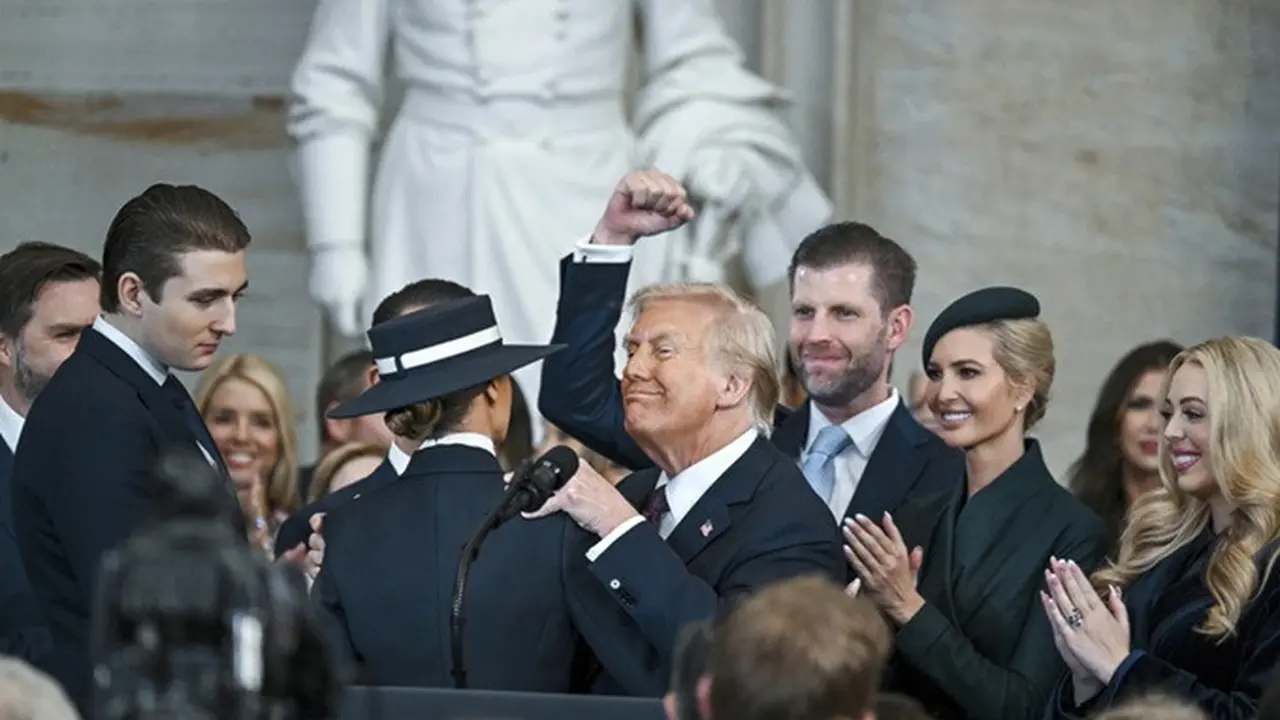 Donald Trump dikelilingi keluarganya setelah dilantik sebagai presiden ke-47 Amerika Serikat. Pelantikan Trump berlangsung di Rotunda Gedung Capitol, Washington DC, Senin (20/1/2025).