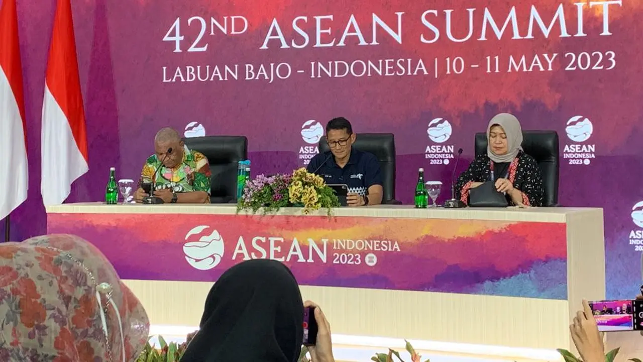 Konferensi pers oleh Menteri Pariwisata dan Ekonomi Kreatif (Menparekraf) Sandiaga Uno (tengah) di sela-sela kegiatan KTT ke-42 ASEAN 2023 pada Rabu (10/5/2023). (Liputan6/Benedikta Miranti)