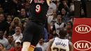 Pebasket Miami Heat, Kelly Olynyk, melakukan dunk saat melawan Golden State Warriors pada laga NBA di American Airlines Arena, Miami, Senin (4/12/2017). Warriors menang 123-95 atas Heat. (AP/Joe Skipper)