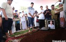Potret Prosesi Pemakaman Donny Kesuma yang Mengharukan, Mantan Istri Menangis Tersedu