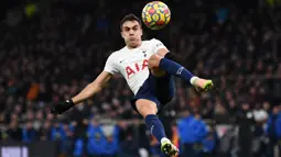 Bek Tottenham Hotspur, Sergio Reguilon berusaha menghalau bola saat menghadapi Brentford pada laga Liga Inggris 2021/2022 di Tottenham Hotspur Stadium, London (2/12/2021). Sergio Reguilon didatangkan Tottenham Hotspur dari Real Madrid pada awal musim 2020/2021 saat The Lilywhite dibesut Jose Mourinho. Mampu menembus skuad utama selama dua musim, ia mulai terpinggirkan saat Spurs diarsiteki Antonio Conte dan kedatangan Ivan Perisic. Ia pun sempat dipinjamkan ke Atletico Madrid selama semusim pada 2022/2023. (AFP/Daniel Leal)