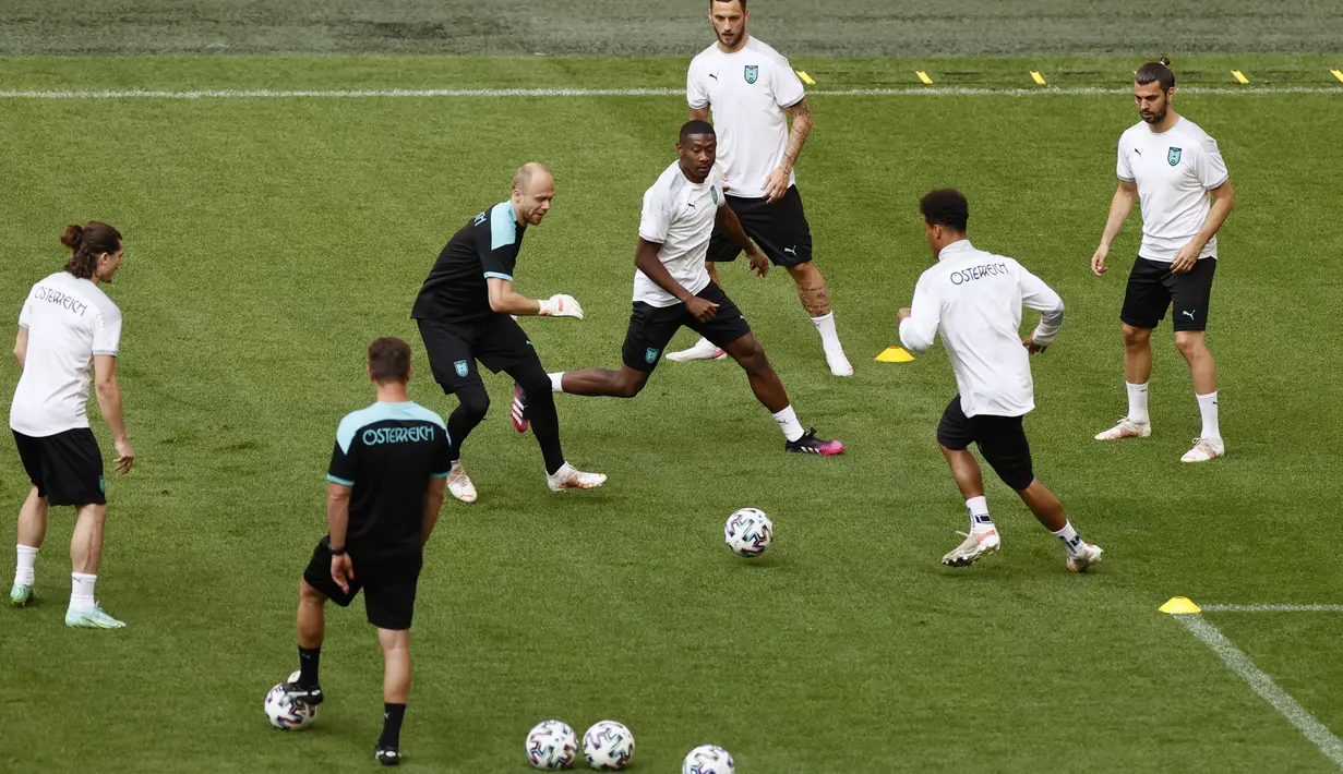 Gelandang timnas Austria, Florian Grillitsch dan rekannya setim lainnya menendang bola saat latihan di Johan Cruyff ArenA di Amsterdam, Rabu (16/6/2021). Belanda akan berhadapan dengan Austria di matchday ke-2 Grup C Euro 2020 pada Jumat (18/6/2021) dinihari. (Koen van Weel/Pool via AP)