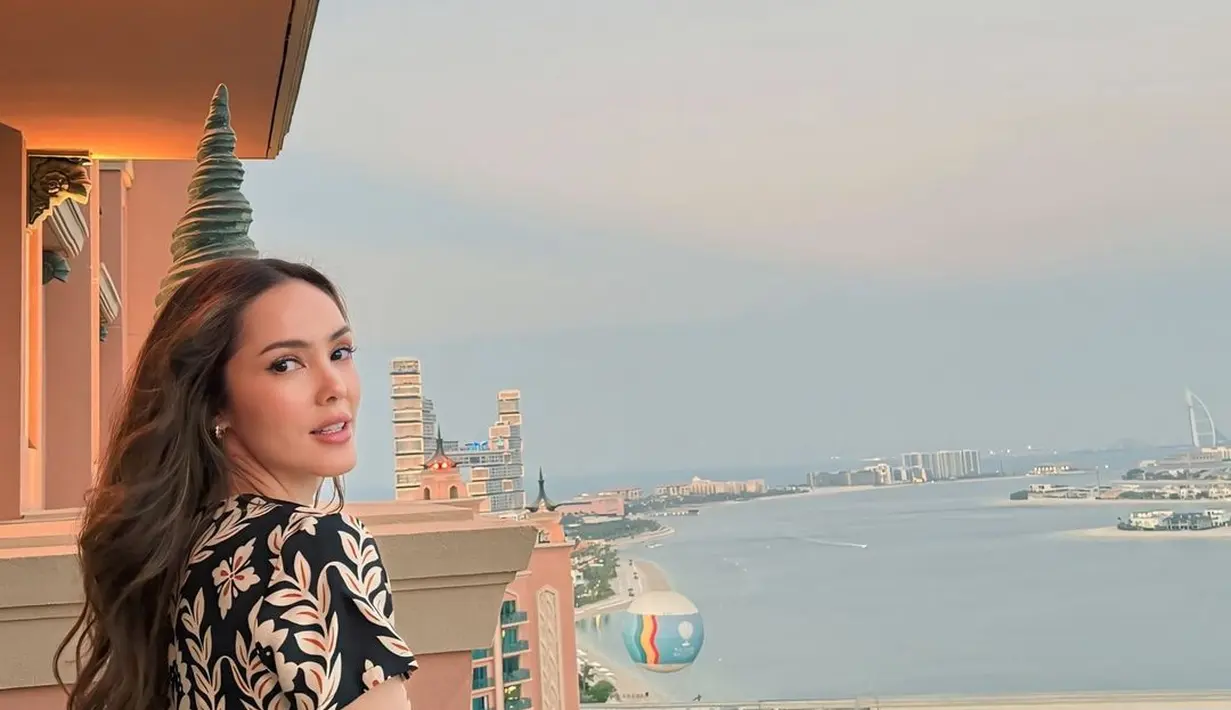 Cathy Sharon baru-baru ini membagikan deretan potret penampilannya selama liburan di Dubai.