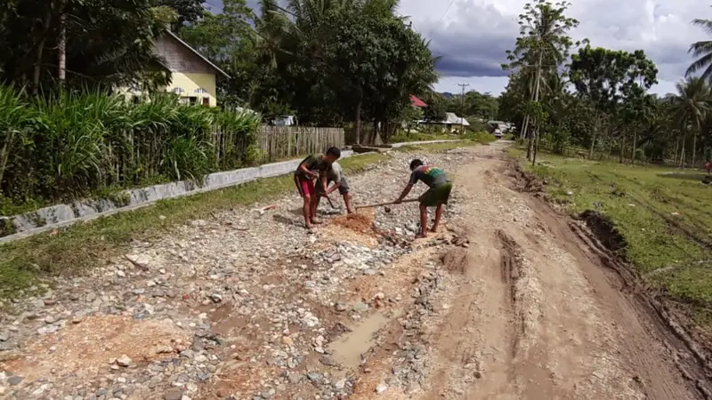 Kondisi jalan di  Desa Owalanga Kecamatan Bongomeme, Kabupaten Gorontalo (Arfandi Ibrahim/Liputan6.com)